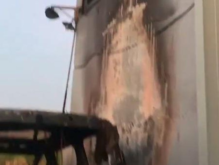 penampakan bagian belakang rumah via vallen usai mobilnya terbakar.