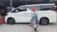 Via pun kerap mengunggah momen bersama mobil berwarna putih itu di instagramnya. Dok. Instagram/viavallen