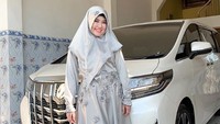 Mobil Alphard putih kesayangannya itu dibakar oleh orang tak dikenal. Dok. Instagram/viavallen