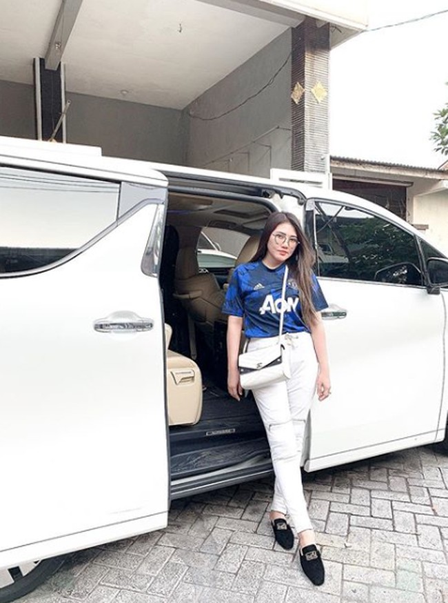 Via Vallen baru-baru ini mengalami hal kurang menyenangkan karena fansnya. Mobil Alphard milik Via dibakar oleh salah satu fansnya akibat mengalami ketersinggungan. Kabarnya, fans yang bernama Pije itu mendapat sambutan yang kurang baik ketika sampai ke rumah Via Vallen. Dirinya disebut kotor dan lusuh sehingga dia merasa sakit hati dan kemudian membakar mobil Via Vallen. Foto: Dok. Instagram/viavallen