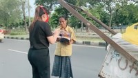 Mobil tersebut juga menemaninya kala membagikan makanan dan masker bagi warga tak mampu. Dok. Instagram/viavallen