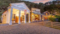 Mellonsfolly Ranch dibangun dengan sangat detail perhatian dan teliti pada tahun 2006. Komplek kota Wild West ini memang dimaksudkan menyerupai bangunan di Wyoming tahun 1860-an.  