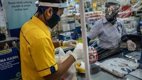 Fakta keempat, adanya sanksi untuk pelanggar. Bagi pusat perbelanjaan, pasar swalayan dan pasar tradisional yang melanggar peraturan gubernur 142 no 2019 ini akan ada sanksi yang diberikan. Ulet Ifansasti/Getty Images  