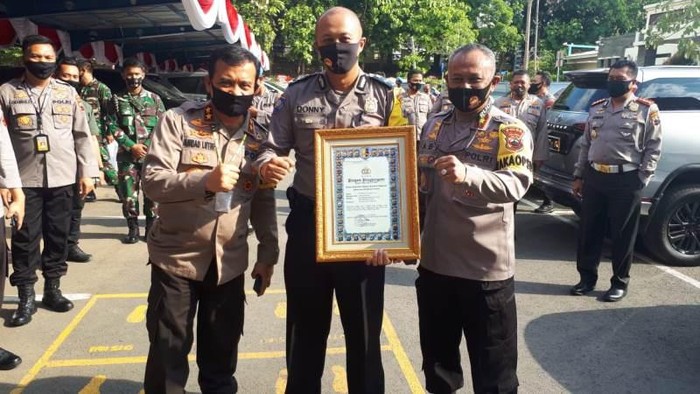 Aipda Donny Sugiyarto menerima Pin Emas Kapolri di Polda Jateng, Rabu (1/7/2020).