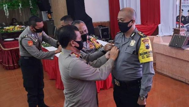 Aipda Donny Sugiyarto menerima Pin Emas Kapolri di Polda Jateng, Rabu (1/7/2020).