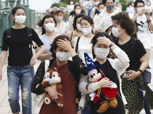 Sejumlah pengunjung pun berdatangan untuk bermain di taman hiburan yang sebelumnya ditutup sejak akhir Februari lalu guna mencegah penyebaran virus Corona. Kyodo News via AP Photo. Sejumlah pengunjung pun berdatangan untuk bermain di taman hiburan yang sebelumnya ditutup sejak akhir Februari lalu guna mencegah penyebaran virus Corona. Kyodo News via AP Photo.