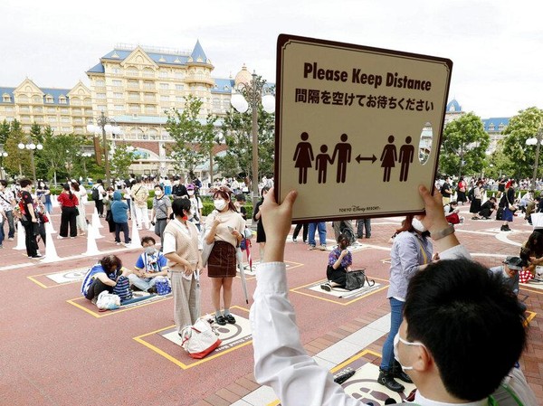 Selain itu, para pengunjung juga diimbau untuk menerapkan physical distancing atau jaga jarak saat beraktivitas di taman hiburan tersebut. Kyodo News via AP Photo. Selain itu, para pengunjung juga diimbau untuk menerapkan physical distancing atau jaga jarak saat beraktivitas di taman hiburan tersebut. Kyodo News via AP Photo.