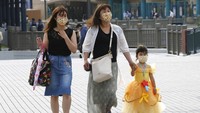 Para pengunjung juga diwajibkan untuk memakai masker saat menikmati atraksi di kawasan taman hiburan tersebut. Selain itu, karakter-karakter di Disneyland dan Disneysea itu tak bisa berbaur dengan pengunjung. Micky Mouse dan dan Minnie Mouse akan menjaga jarak. Kyodo News via AP Photo.