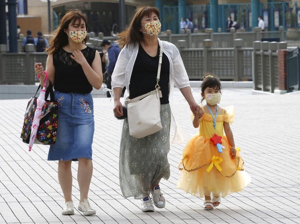 Para pengunjung juga diwajibkan untuk memakai masker saat menikmati atraksi di kawasan taman hiburan tersebut. Selain itu, karakter-karakter di Disneyland dan Disneysea itu tak bisa berbaur dengan pengunjung. Micky Mouse dan dan Minnie Mouse akan menjaga jarak. Kyodo News via AP Photo. Para pengunjung juga diwajibkan untuk memakai masker saat menikmati atraksi di kawasan taman hiburan tersebut. Selain itu, karakter-karakter di Disneyland dan Disneysea itu tak bisa berbaur dengan pengunjung. Micky Mouse dan dan Minnie Mouse akan menjaga jarak. Kyodo News via AP Photo.