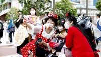 Terkait dengan kembali dibukanya Disneyland dan Disneysea Tokyo, ada sejumlah aturan baru yang harus diketahui terkait dengan penerapan protokol kesehatan di taman hiburan tersebut. Salah satunya, Seluruh pengunjung wajib memesan tiket secara online dengan maksimal lima tiket dalam satu kali pemesanan. Oriental Land tak menyebut secara rinci jumlah pengunjung setiap harinya, namun taman hiburan Disneyland dan Disneysea cuma bisa menampung 50 persen pelancong dari kapasitas seharusnya. Kyodo News via AP Photo.