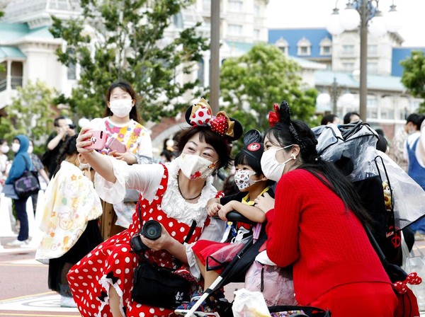 Terkait dengan kembali dibukanya Disneyland dan Disneysea Tokyo, ada sejumlah aturan baru yang harus diketahui terkait dengan penerapan protokol kesehatan di taman hiburan tersebut. Salah satunya, Seluruh pengunjung wajib memesan tiket secara online dengan maksimal lima tiket dalam satu kali pemesanan. Oriental Land tak menyebut secara rinci jumlah pengunjung setiap harinya, namun taman hiburan Disneyland dan Disneysea cuma bisa menampung 50 persen pelancong dari kapasitas seharusnya. Kyodo News via AP Photo. Terkait dengan kembali dibukanya Disneyland dan Disneysea Tokyo, ada sejumlah aturan baru yang harus diketahui terkait dengan penerapan protokol kesehatan di taman hiburan tersebut. Salah satunya, Seluruh pengunjung wajib memesan tiket secara online dengan maksimal lima tiket dalam satu kali pemesanan. Oriental Land tak menyebut secara rinci jumlah pengunjung setiap harinya, namun taman hiburan Disneyland dan Disneysea cuma bisa menampung 50 persen pelancong dari kapasitas seharusnya. Kyodo News via AP Photo.