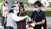 Selain itu, Kyodonews menyebut atraksi dan restoran melayani jumlah pengunjung yang lebih kecil ketimbang biasanya. Sementara itu, pertunjukan dan parade, termasuk atraksi malam hari Tokyo Disneyland Electrical Parade Dreamlights, tak dihelat untuk sementara. Kyodo News via AP Photo.