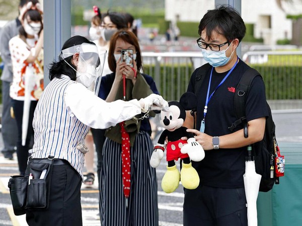 Selain itu, Kyodonews menyebut atraksi dan restoran melayani jumlah pengunjung yang lebih kecil ketimbang biasanya. Sementara itu, pertunjukan dan parade, termasuk atraksi malam hari Tokyo Disneyland Electrical Parade Dreamlights, tak dihelat untuk sementara. Kyodo News via AP Photo. Selain itu, Kyodonews menyebut atraksi dan restoran melayani jumlah pengunjung yang lebih kecil ketimbang biasanya. Sementara itu, pertunjukan dan parade, termasuk atraksi malam hari Tokyo Disneyland Electrical Parade Dreamlights, tak dihelat untuk sementara. Kyodo News via AP Photo.