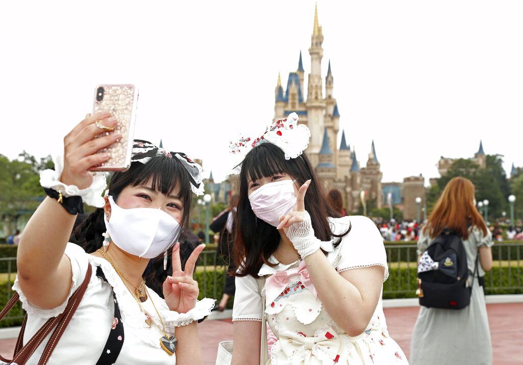 Disneyland Tokyo kembali dibuka untuk umum hari ini, Rabu (1/7). Taman hiburan itu sebelumnya ditutup guna cegah penyebaran COVID-19.