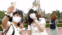 Diketahui, Disneyland jadi salah satu taman hiburan yang ditutup guna mencegah penyebaran virus Corona. Kini, Disney berencana untuk membuka lagi 12 taman hiburannya di seluruh dunia pada pertengahan Juli 2020 kendati sempat muncul petisi penolakan. Disneyland Shanghai menjadi yang pertama dibuka saat COVID-19, yakni pada 11 Mei. Di bulan berikutnya, Disneyland Hong Kong mengikuti. Berikutnya, dijadwalkan Disneyland Paris yang akan membuka pintu gerbang, rencananya pada 15 Juli. Disney World di Orlando, Florida rencananya dibuka mulai 11 Juli, namun belum final setelah pemilik kartu langganan dan pegawai meminta agar pengelola menimbang keamanan dan kesehatan saat pandemi virus Corona. Kyodo News via AP Photo.