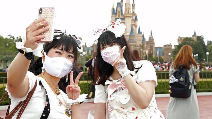 Disneyland Tokyo kembali dibuka untuk umum hari ini, Rabu (1/7). Taman hiburan itu sebelumnya ditutup guna cegah penyebaran COVID-19.