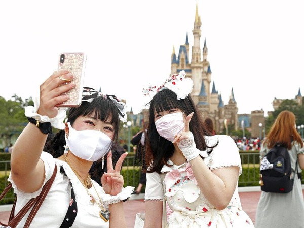 Diketahui, Disneyland jadi salah satu taman hiburan yang ditutup guna mencegah penyebaran virus Corona. Kini, Disney berencana untuk membuka lagi 12 taman hiburannya di seluruh dunia pada pertengahan Juli 2020 kendati sempat muncul petisi penolakan. Disneyland Shanghai menjadi yang pertama dibuka saat COVID-19, yakni pada 11 Mei. Di bulan berikutnya, Disneyland Hong Kong mengikuti. Berikutnya, dijadwalkan Disneyland Paris yang akan membuka pintu gerbang, rencananya pada 15 Juli. Disney World di Orlando, Florida rencananya dibuka mulai 11 Juli, namun belum final setelah pemilik kartu langganan dan pegawai meminta agar pengelola menimbang keamanan dan kesehatan saat pandemi virus Corona. Kyodo News via AP Photo. Diketahui, Disneyland jadi salah satu taman hiburan yang ditutup guna mencegah penyebaran virus Corona. Kini, Disney berencana untuk membuka lagi 12 taman hiburannya di seluruh dunia pada pertengahan Juli 2020 kendati sempat muncul petisi penolakan. Disneyland Shanghai menjadi yang pertama dibuka saat COVID-19, yakni pada 11 Mei. Di bulan berikutnya, Disneyland Hong Kong mengikuti. Berikutnya, dijadwalkan Disneyland Paris yang akan membuka pintu gerbang, rencananya pada 15 Juli. Disney World di Orlando, Florida rencananya dibuka mulai 11 Juli, namun belum final setelah pemilik kartu langganan dan pegawai meminta agar pengelola menimbang keamanan dan kesehatan saat pandemi virus Corona. Kyodo News via AP Photo.