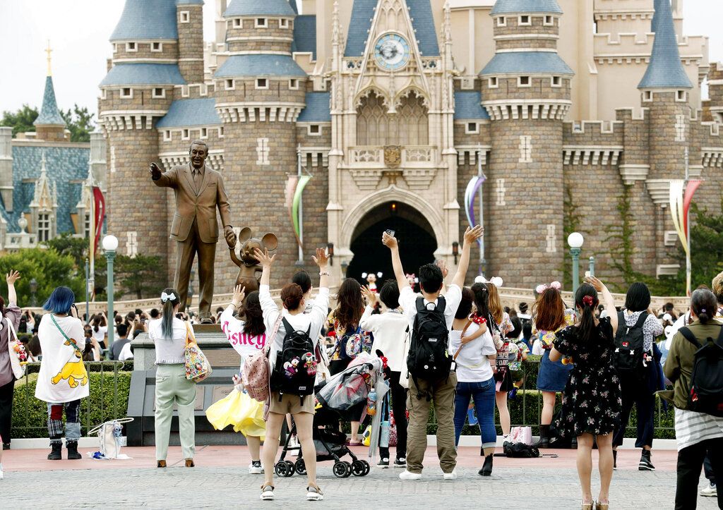 Disneyland Tokyo kembali dibuka untuk umum hari ini, Rabu (1/7). Taman hiburan itu sebelumnya ditutup guna cegah penyebaran COVID-19.