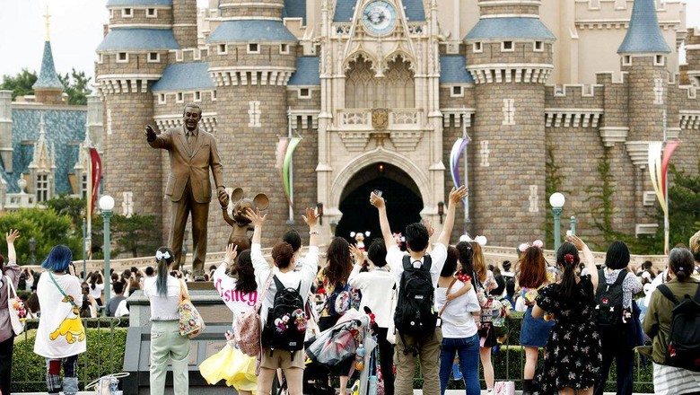 Asyik! Disneyland Tokyo Kembali Dibuka Lho Hari Ini Disneyland Tokyo kembali dibuka untuk umum hari ini, Rabu (1/7). Taman hiburan itu sebelumnya ditutup guna cegah penyebaran COVID-19.