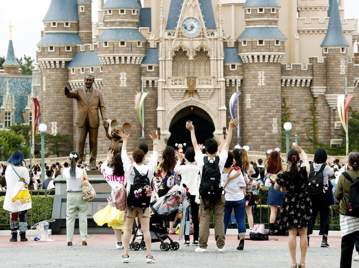 Disneyland Tokyo kembali dibuka untuk umum hari ini, Rabu (1/7). Taman hiburan itu sebelumnya ditutup guna cegah penyebaran COVID-19.