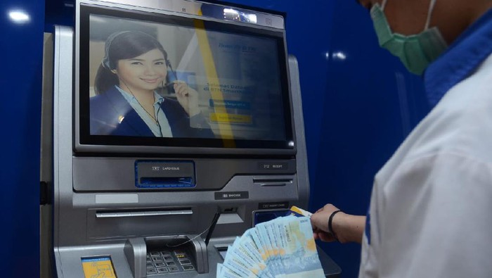 Nasabah sedang mengambil uang di mesin ATM milik PT Bank Tabungan Negara (Persero) Tbk., di Jakarta, Rabu (1/7). ATM Bank BTN menyabet predikat layanan paling prima dari survey “Bank Service Excellence Monitor (BSEM)”. Dari penyelenggaraan survei BESM ke-24, bank yang dinahkodai Pahala N. Mansury sebagai direktur utama BTN tersebut mencatatkan skor layanan ATM tertinggi yakni 89,66%. Angka tersebut naik signifikan dibanding survei pada tahun sebelumnya sebesar 86,10%.