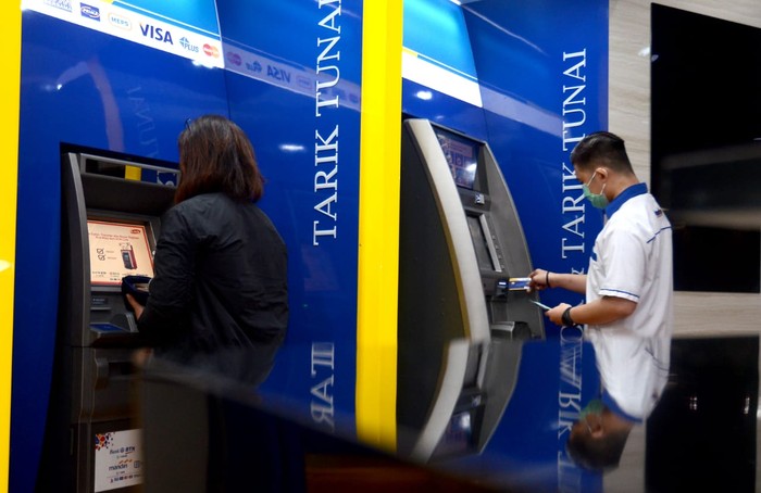 Nasabah sedang mengambil uang di mesin ATM milik PT Bank Tabungan Negara (Persero) Tbk., di Jakarta, Rabu (1/7). ATM Bank BTN menyabet predikat layanan paling prima dari survey “Bank Service Excellence Monitor (BSEM)”. Dari penyelenggaraan survei BESM ke-24, bank yang dinahkodai Pahala N. Mansury sebagai direktur utama BTN tersebut mencatatkan skor layanan ATM tertinggi yakni 89,66%. Angka tersebut naik signifikan dibanding survei pada tahun sebelumnya sebesar 86,10%.