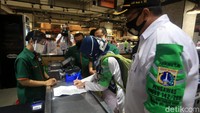 Dinas Lingkungan Hidup Jakarta pun melakukan sidak penggunaan kantong plastik di salah satu pusat perbelanjaan di ibu kota usai larangan penggunaan kantong plastik mulai diterapkan di Jakarta.