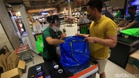 Sejumlah toko yang berada di pusat perbelanjaan itu pun diketahui tak lagi menyediakan kantong plastik usai Pergub tersebut diterapkan mulai hari ini, Rabu (1/7/2020).