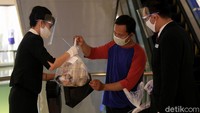 Selain itu, sejumlah petugas juga tampak menyediakan kantong ramah lingkungan bagi pengunjung yang masih tampak membawa kantong plastik sekali pakai.