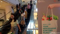 Guna membuat masyarakat mematuhi larangan penggunaan kantong plastik sekali pakai, Kepala Dinas Lingkungan Hidup DKI, Andono Warih, akan ada sanki bagi para pelanggar larangan tersebut.
