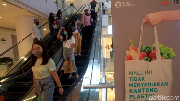 Pemprov DKI Jakarta mulai terapkan larangan penggunaan kantong plastik sekali pakai hari ini. Ada sanksi berupa teguran hingga denda bagi para pelanggarnya.