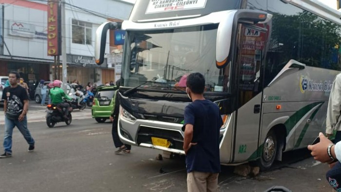 Bus Tabrak 4 Motor di Cianjur
