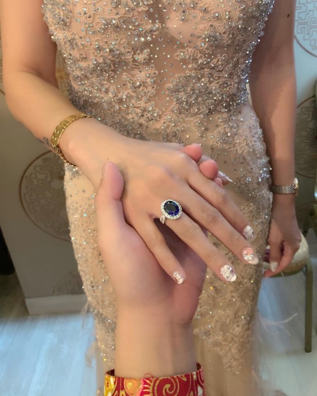 Femmy Permatasari dilamar Alfons Martinus Purnomo pada Februari 2019 dengan cincin berhias batu safir biru dan dikelilingi berlian putih. Cincin mewah itu ditaksir bernilai Rp 7,2 miliar. Pernikahan mereka kini sudah berlangsung satu tahun. Foto: Instagram