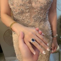 Femmy Permatasari dilamar Alfons Martinus Purnomo pada Februari 2019 dengan cincin berhias batu safir biru dan dikelilingi berlian putih. Cincin mewah itu ditaksir bernilai Rp 7,2 miliar. Pernikahan mereka kini sudah berlangsung satu tahun. Foto: Instagram