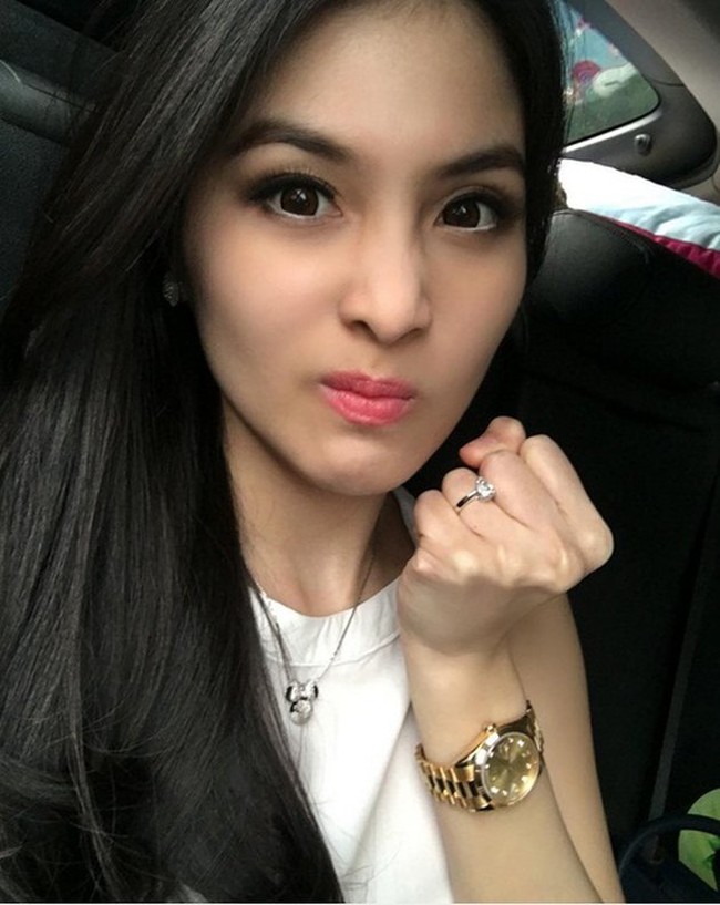 Dilamar pada April 2016, Sandra Dewi memamerkan cincin tunangannya di foto Instagram. Cincin berlian berukuran besar dengan bentuk teardrops itu merupakan pemberian sang kekasih yang kini sudah jadi suaminya, Harvey Moeis. Foto: Instagram