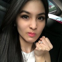 Dilamar pada April 2016, Sandra Dewi memamerkan cincin tunangannya di foto Instagram. Cincin berlian berukuran besar dengan bentuk teardrops itu merupakan pemberian sang kekasih yang kini sudah jadi suaminya, Harvey Moeis. Foto: Instagram
