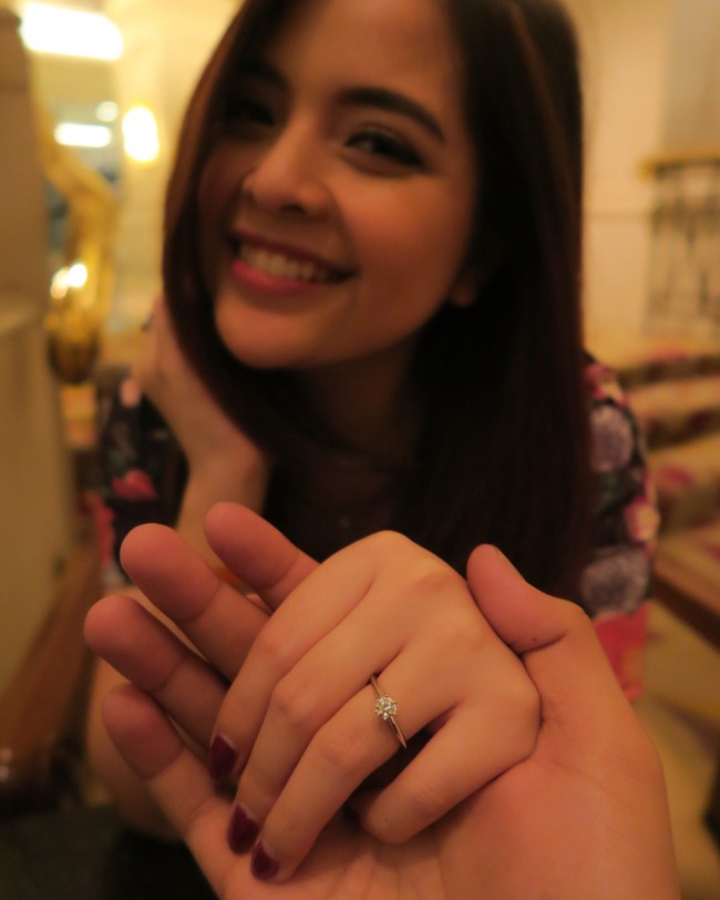 Tasya Kamila dihadiahi cincin tunangan oleh Randi Bachtiar pada Juli 2018. Rancangan cincin dari Tiffany & Co. ini simpel namun dijual dengan harga tinggi. Ditilik dari situs resminya, cincin bernama Tiffany Setting ini dibanderol antara Rp 185 jutaan hingga Rp 536 juta. Foto: Instagram