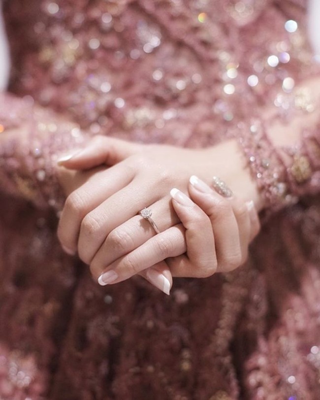 Pada Mei 2017, Hamish Daud melamar Raisa dengan cincin Tiffany Setting keluaran Tiffany & Co. Cincin dengan desain klasik dan timeless itu bertatahkan berlian seharga Rp 167 jutaan. Foto: Instagram