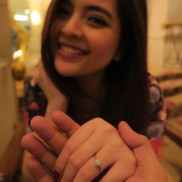 Tasya Kamila dihadiahi cincin tunangan oleh Randi Bachtiar pada Juli 2018. Rancangan cincin dari Tiffany & Co. ini simpel namun dijual dengan harga tinggi. Ditilik dari situs resminya, cincin bernama Tiffany Setting ini dibanderol antara Rp 185 jutaan hingga Rp 536 juta. Foto: Instagram