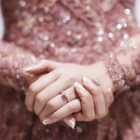 Pada Mei 2017, Hamish Daud melamar Raisa dengan cincin Tiffany Setting keluaran Tiffany & Co. Cincin dengan desain klasik dan timeless itu bertatahkan berlian seharga Rp 167 jutaan. Foto: Instagram