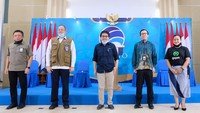 Direktur Utama Telkom Ririek Adriansyah - Kepala Pusdalops BNPB Bambang Surya Putra - Dirjen PPI Kominfo Direktur Jenderal Penyelenggaraan Pos dan Informatika Kominfo Ahmad M. Ramli - Direktur Digital Business PT Telkom Fajrin Rasyid dan Chief of Public Policy and Government Relations Gojek Shinto Nugroho,usai konferensi pers kolaborasi Gojek dan Kementerian Komunikasi dan Informatika (Kemkominfo) di Gedung Kemkominfo, Jakarta (30/6).