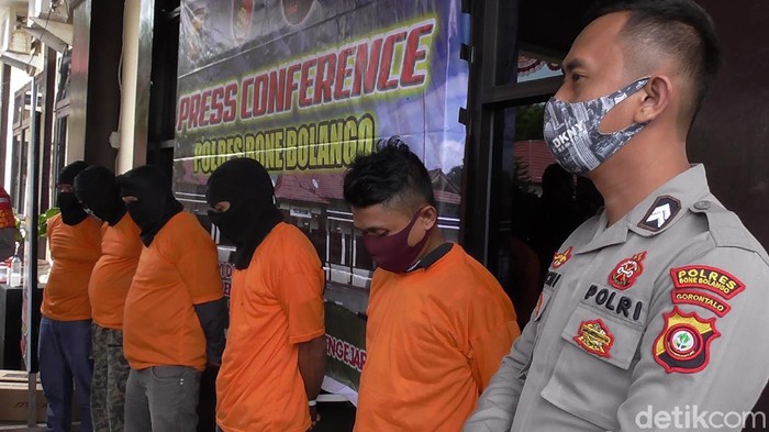 Empat komplotan pencuri di SMP di Gorontalo ditangkap. Dua pelaku merupakan pegawai honor di sekolah tersebut (Ajis Khalid/detikcom)
