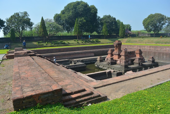 Petugas Balai Pelestarian Cagar Budaya (BPCB) Jatim melakukan kegiatan evaluasi pemugaran di situs Candi Tikus di Desa Temon, Kecamatan Trowulan, Kabupaten Mojokerto, Rabu (1/7/2020). Kegiatan ini sebagai upaya untuk mengumpulkan data yang meliputi data teknis keterawatan atau konservasi, lingkungan, dan aspek pemanfaatan sehingga mengetahui perkembangan yang terjadi pada Candi Tikus setelah pemugaran terakhir pada 1984-1985. ANTARA FOTO/Syaiful Arif/aww.