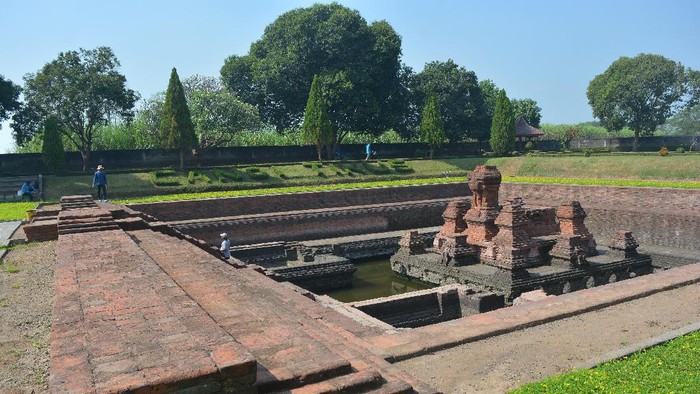 Petugas Balai Pelestarian Cagar Budaya (BPCB) Jatim melakukan kegiatan evaluasi pemugaran di situs Candi Tikus di Desa Temon, Kecamatan Trowulan, Kabupaten Mojokerto, Rabu (1/7/2020). Kegiatan ini sebagai upaya untuk mengumpulkan data yang meliputi data teknis keterawatan atau konservasi, lingkungan, dan aspek pemanfaatan sehingga mengetahui perkembangan yang terjadi pada Candi Tikus setelah pemugaran terakhir pada 1984-1985. ANTARA FOTO/Syaiful Arif/aww.