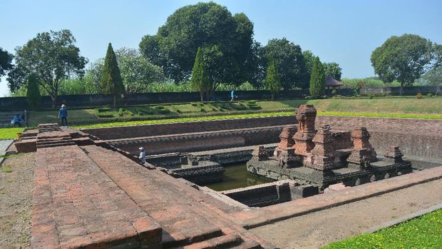 Petugas Balai Pelestarian Cagar Budaya (BPCB) Jatim melakukan kegiatan evaluasi pemugaran di situs Candi Tikus di Desa Temon, Kecamatan Trowulan, Kabupaten Mojokerto, Rabu (1/7/2020). Kegiatan ini sebagai upaya untuk mengumpulkan data yang meliputi data teknis keterawatan atau konservasi, lingkungan, dan aspek pemanfaatan sehingga mengetahui perkembangan yang terjadi pada Candi Tikus setelah pemugaran terakhir pada 1984-1985. ANTARA FOTO/Syaiful Arif/aww.