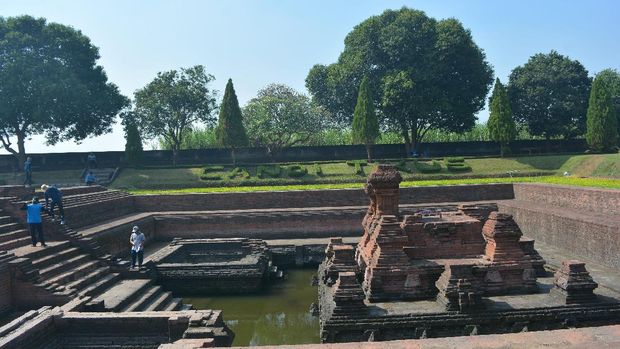 EVALUASI PEMUGARAN CANDI TIKUS Petugas Balai Pelestarian Cagar Budaya (BPCB) Jatim melakukan kegiatan evaluasi pemugaran di situs Candi Tikus di Desa Temon, Kecamatan Trowulan, Kabupaten Mojokerto, Rabu (1/7/2020). Kegiatan ini sebagai upaya untuk mengumpulkan data yang meliputi data teknis keterawatan atau konservasi, lingkungan, dan aspek pemanfaatan sehingga mengetahui perkembangan yang terjadi pada Candi Tikus setelah pemugaran terakhir pada 1984-1985. ANTARA FOTO/Syaiful Arif/aww.