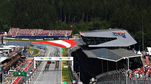 SPIELBERG, AUSTRIA - JUNE 30: A general view of the starting grid showing Formula One driver Charles Leclerc of Monaco driving the (16) Scuderia Ferrari SF90 and Max Verstappen of the Netherlands driving the (33) Aston Martin Red Bull Racing RB15 on the front row during the F1 Grand Prix of Austria at Red Bull Ring on June 30, 2019 in Spielberg, Austria. (Photo by Mark Thompson/Getty Images)