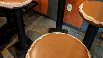 Sepeti kue pancake dorayaki tapi ini bangku. (Foto: Brightside)