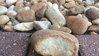 Bukan roti lho, tapi sebuah batu yang menyerupai bentukan roti. (Foto: Brightside)