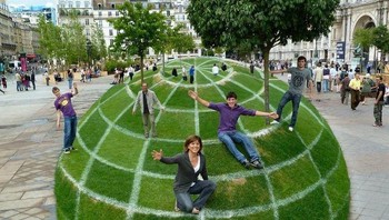 Jika sudut pandang yang tepat, maka taman berwarna hijau yang terletak di pusat kota Paris akan terlihat seperti bola dunia. (Foto: Brightside)